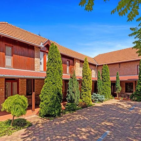 Varazsko Apartman Gyula Exterior photo