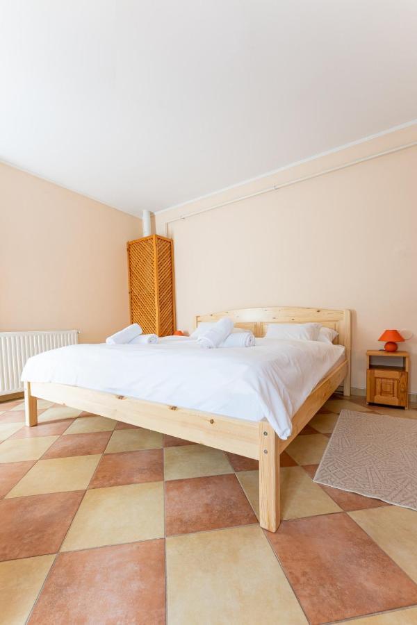 Varazsko Apartman Gyula Exterior photo
